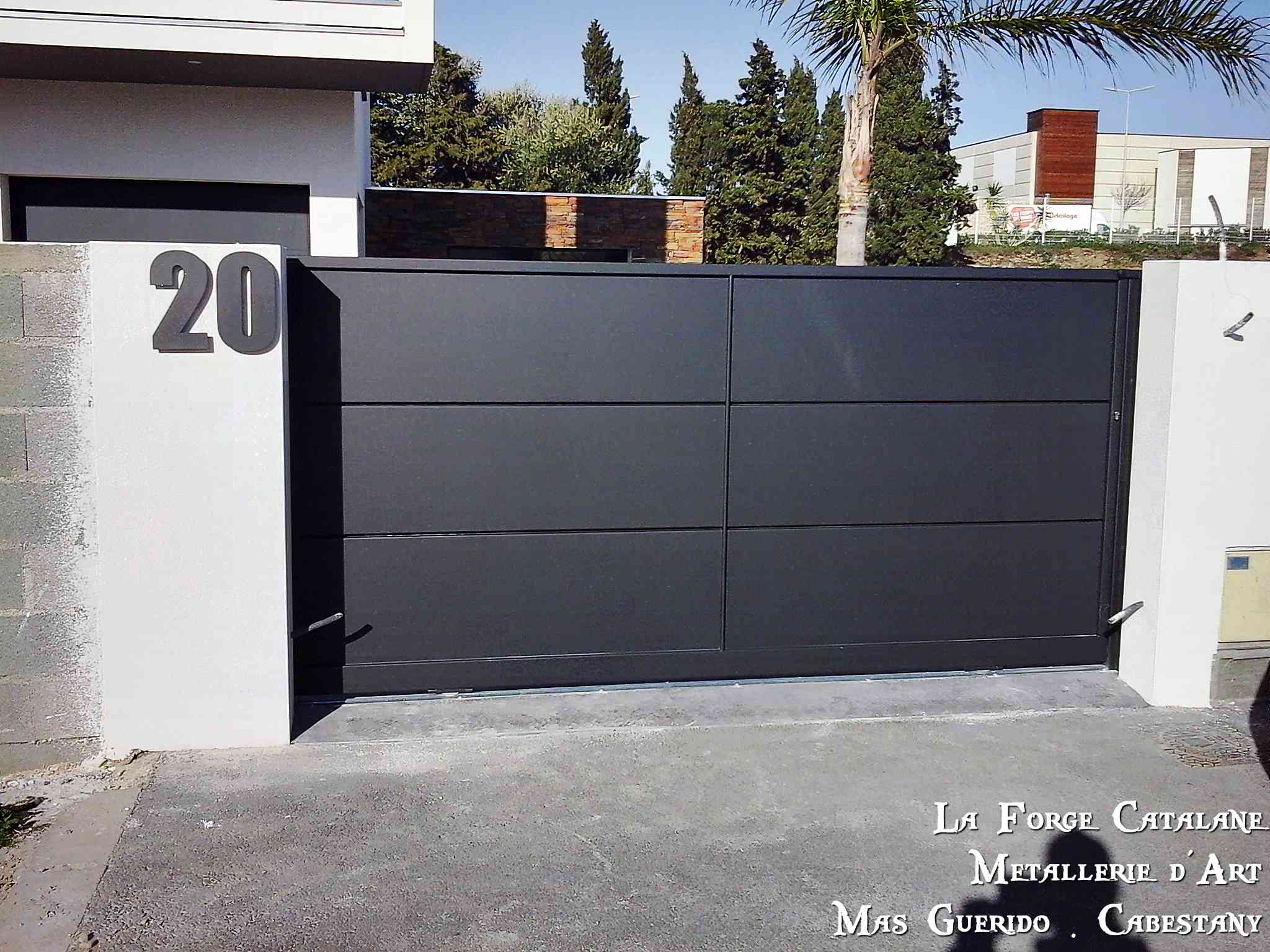 portail tole coulissant thermolaque forge catalane.jpg